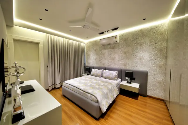 Bedroom with a textured feature wall (photograph)