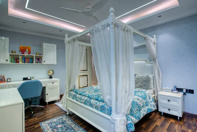 Bedroom with a canopy bed (photograph)