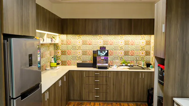 Office pantry with patterned tiles (photograph)